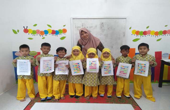 Kegiatan menggambar usia dini di RA Attalim Sungai Duo